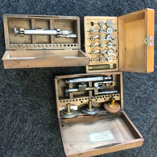 BOXED SCREW HEAD POLISHING TOOLS (2) AND BOXED SWISS 'FAVORITE' MAINSPRING WINDER SET